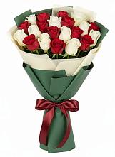 Букет Микс из красных и белых роз в Кочубее