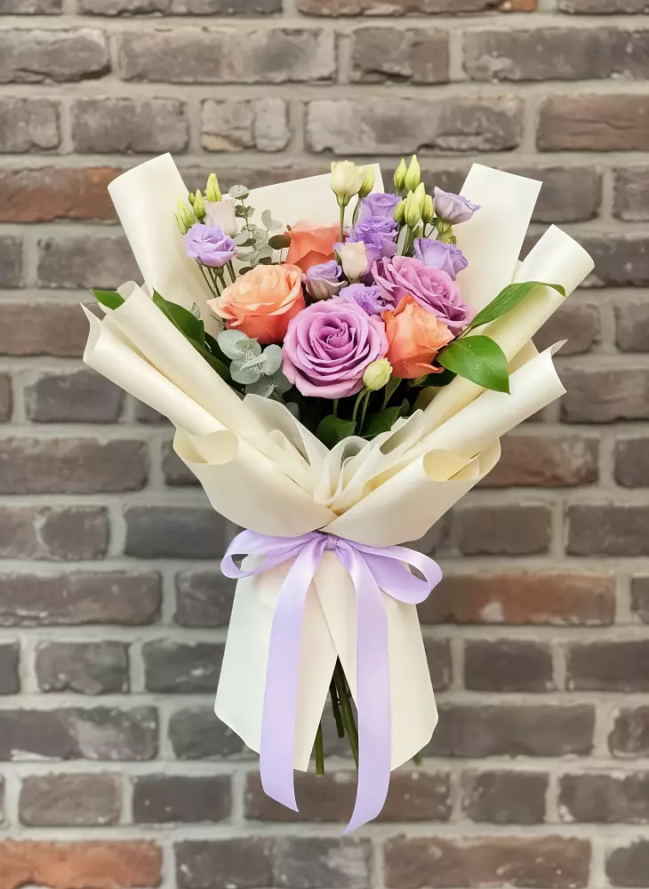 Букет цветов из: Лизиантусы и Розы в Кочубее