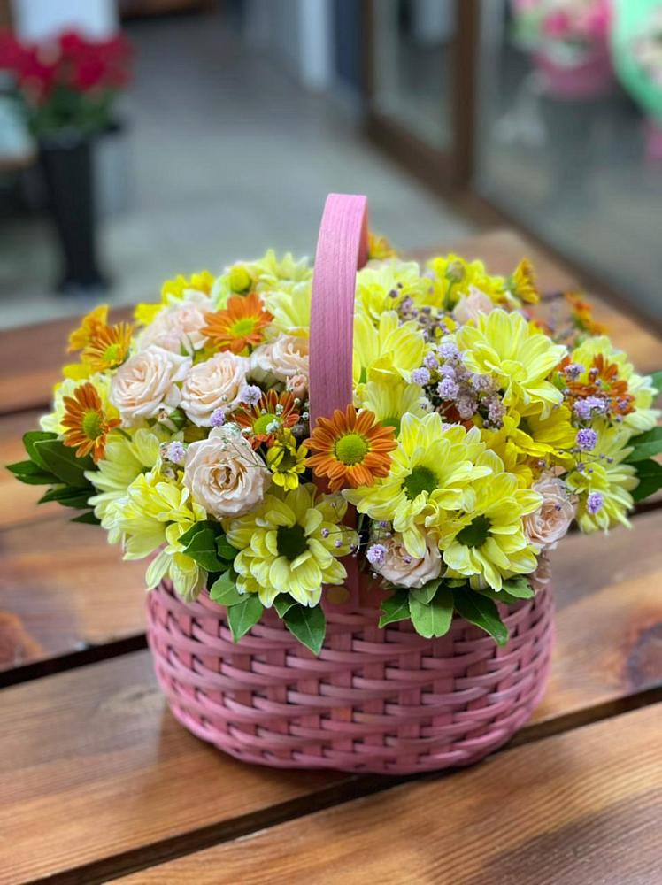 Цветочная композиция из Хризантемы и Розы в корзине в Кочубее