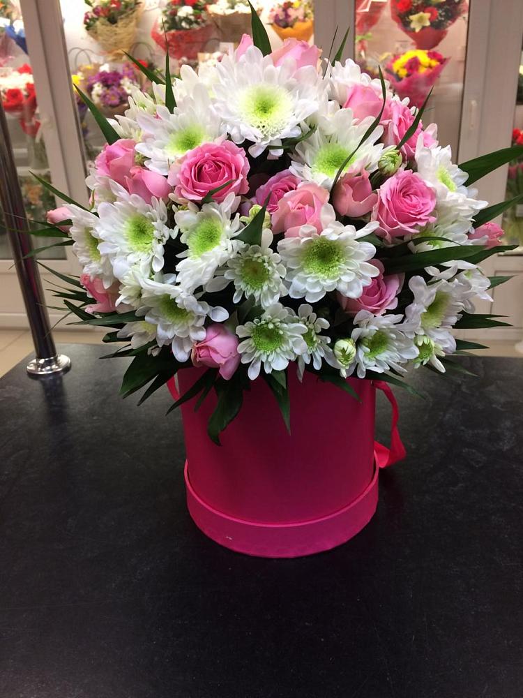 Цветочная композиция из Розы и Хризантемы в шляпной коробке в Кочубее