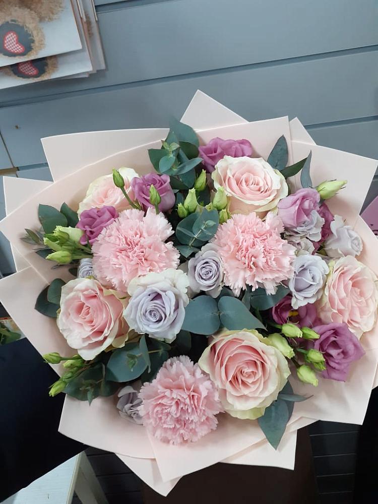 Букет цветов из: Розы, Гвоздики и Лизиантусы в Кочубее