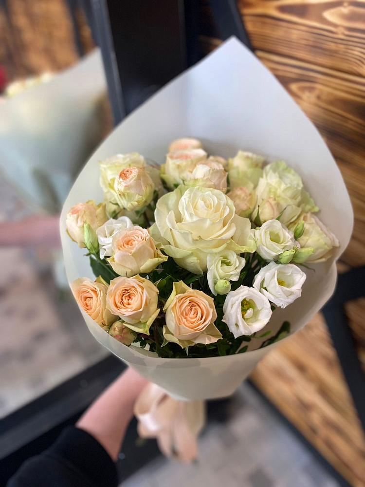 Букет цветов из: Розы и Лизиантусы в Кочубее